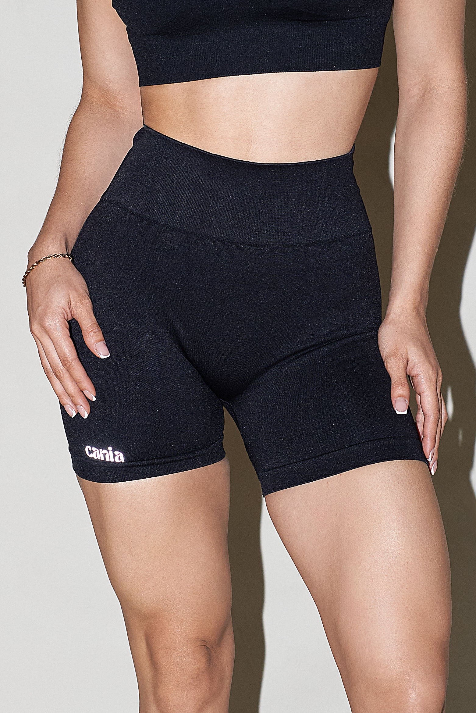 TURIA SHORTS - BLACK